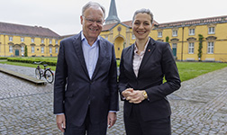 Ministerpräsident Weil informiert sich über den KI-Campus und den Sonderforschungsbereich "Produktion von MIgration" an der Uni Osnabrück