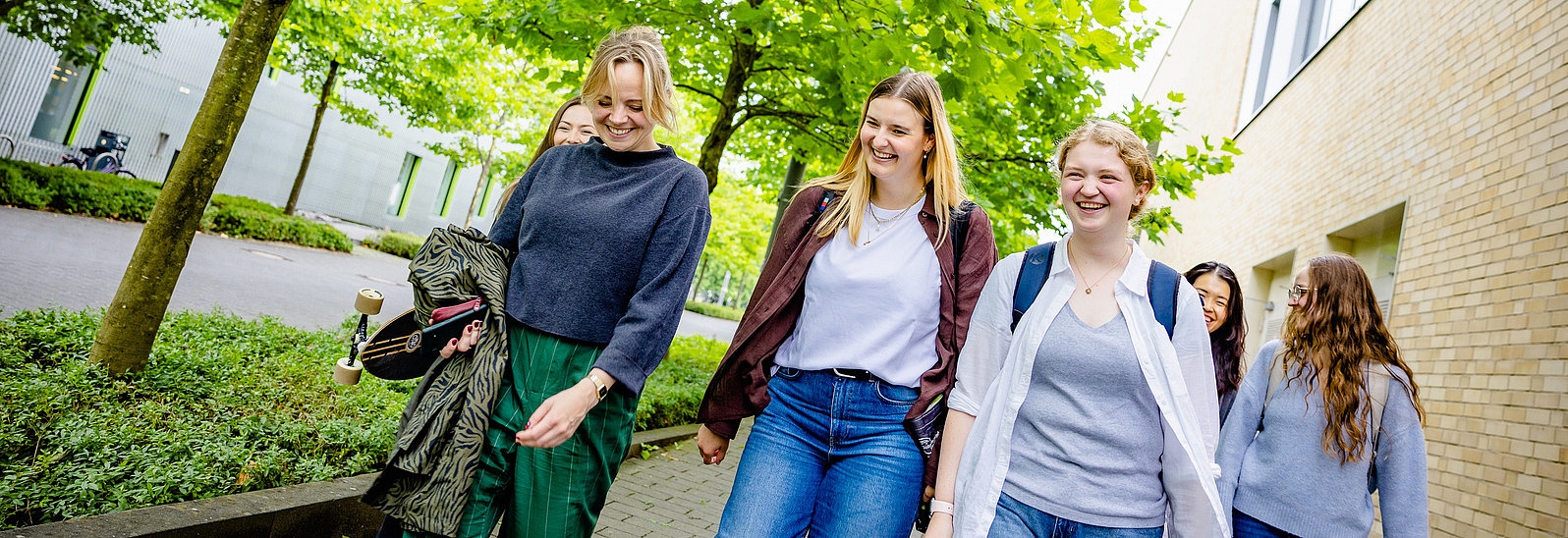 Lachende Menschengruppe im Laufen