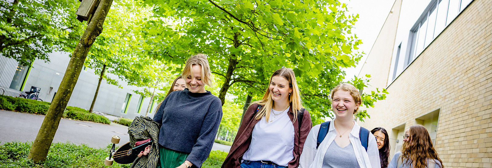 Lachende Menschengruppe im Laufen