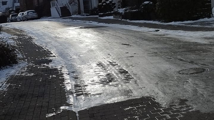 Eisglatte Stra&szlig;e mit Gef&auml;lle