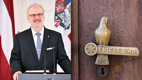 Das Bild ist in zwei Hälften aufgeteilt. Links ist ein älterer Mann mit grauem, leicht lockigem Haar, Bart und Brille, der an einem Rednerpult steht. Er trägt einen schwarzen Anzug, ein weißes Hemd und eine blaue Krawatte. Im Hintergrund sind die österreichische Flagge und ein Wappen sichtbar, was auf eine offizielle Amtsperson oder eine politische Veranstaltung hinweist. Der Mann lächelt freundlich und wirkt selbstbewusst., Rechts ist ein altes, kunstvoll gearbeitetes Türschloss aus Bronze oder Messing. Es zeigt eine kleine Vogelzeichnung, die auf dem Schloss sitzt, und darunter die Inschrift „FRIEDE 1648“. Das Schloss ist an einer Holzoberfläche befestigt und symbolisiert vermutlich den historischen Bezug auf den Westfälischen Frieden.