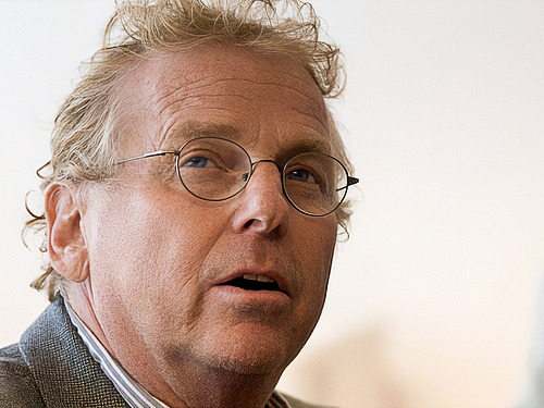 Der Kopf eines Mannes blickt in die Kamera vor wei&szlig;em Hintergrund.