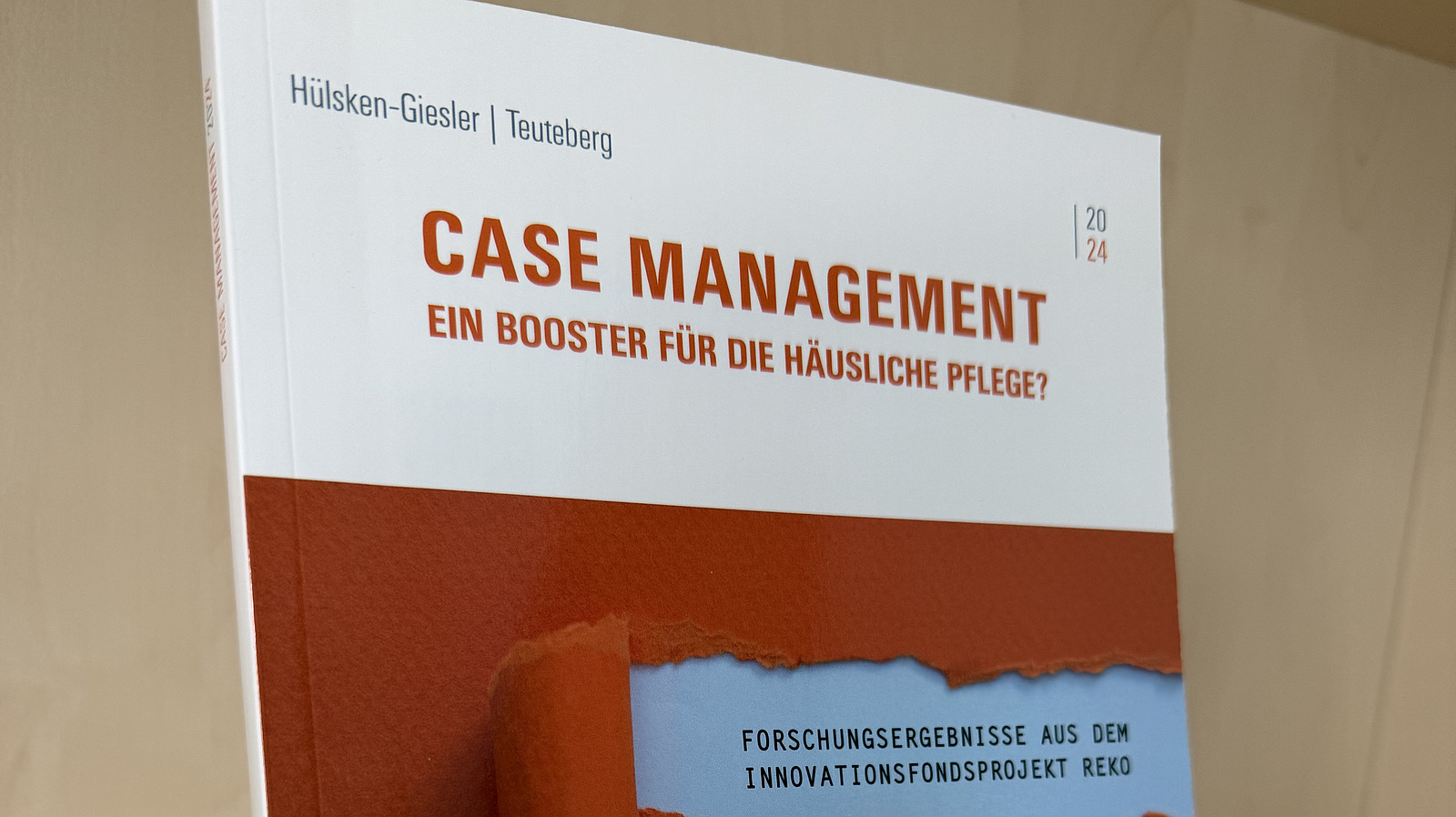 Ein Fachbuch von Manfred H&uuml;lsken-Giesler und Frank Teuteberg mit dem Titel "Case Management. Ein Booster f&uuml;r die h&auml;usliche Pflege?" steht in einem Regal.