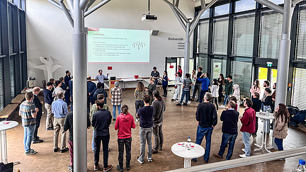 Mitarbeitende des IKW im Helikoniensaal