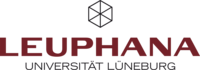 Logo der Leuphana Universität Lüneburg auf weißem Hintergrund. Oben befindet sich ein schwarzes, stilisiertes Sechseck, das durch diagonale und vertikale Linien in sechs gleich große Dreiecke unterteilt ist – es erinnert an eine abstrahierte geometrische Form. Darunter steht in großen, dunkelroten Großbuchstaben das Wort „LEUPHANA“. Unter diesem Schriftzug steht in kleinerer, schwarzer Schrift „UNIVERSITÄT LÜNEBURG“.