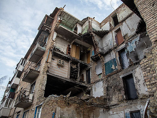 Zerst&ouml;rtes Haus in der Ukraine nach einem russischen Raketenangriff