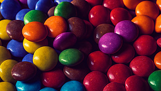 Viele unterschiedlich farbige Schokolinsen auf einem Haufen.