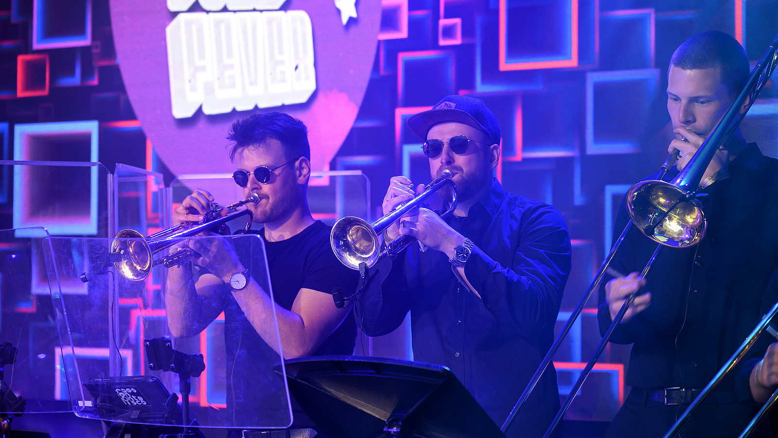 Mehrere Musiker auf einer Bühne