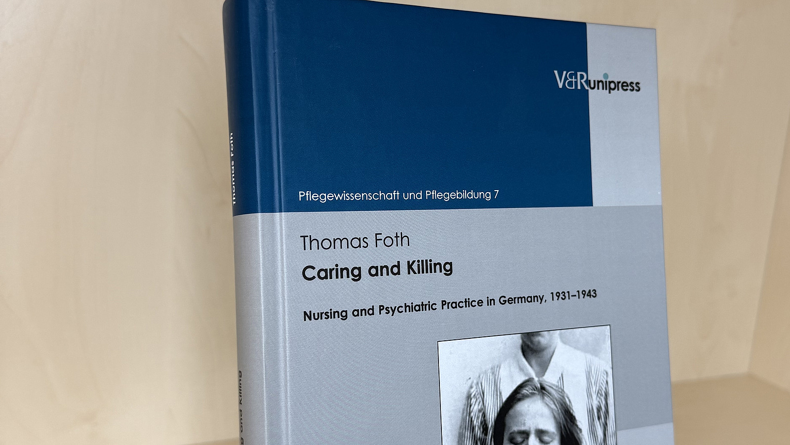 Ein Fachbuch von Thomas Foth mit dem Titel "Caring and Killing" steht in einem Regal.