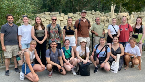 Gruppenbild vor dem Elefantengehege im Tiergarten Sch&ouml;nbrunn