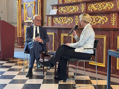 Prof. Hans-Gert Pöttering and Prof. Dr. Eva Ruffing in conversation