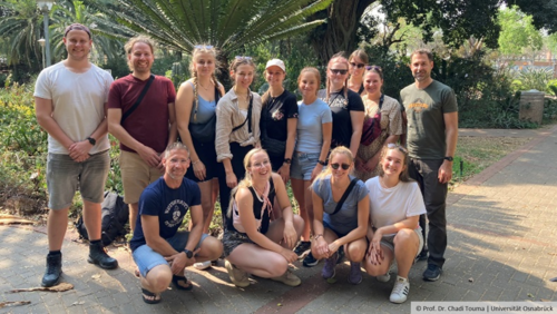 Die Studierenden posieren mit Chadi Touma, der rechts am Rand der Gruppe steht, f&uuml;r ein Gruppenfoto
