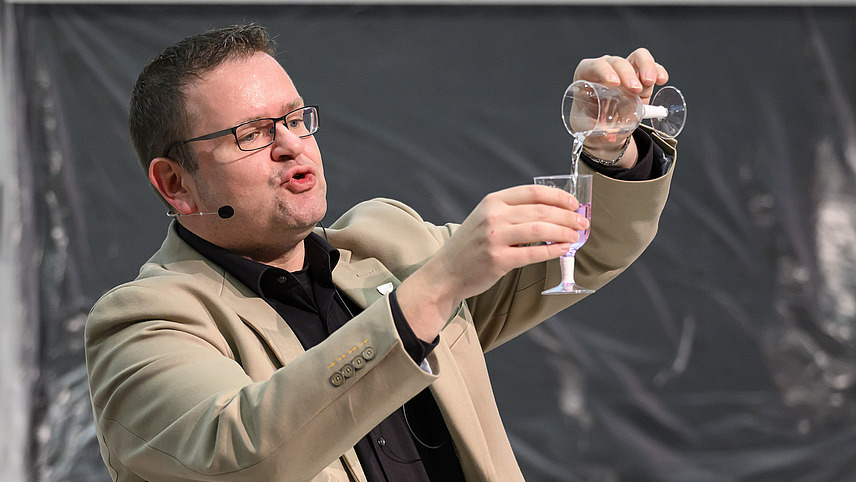 Ein Mann unternimmt ein chemisches Experiment