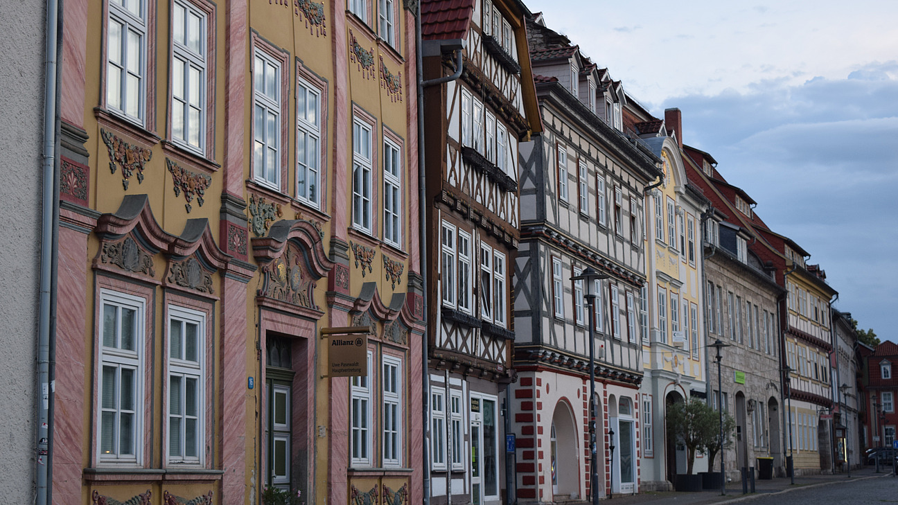 Das Bild zeigt eine Straße mit Fachwerkhäusern.
