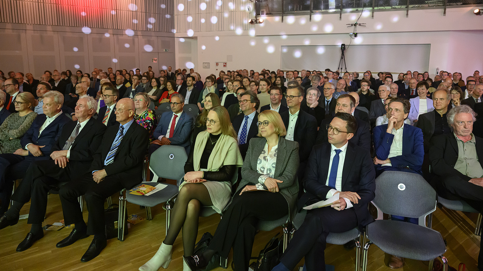 Sitzendes Publikum in festlichem Saal