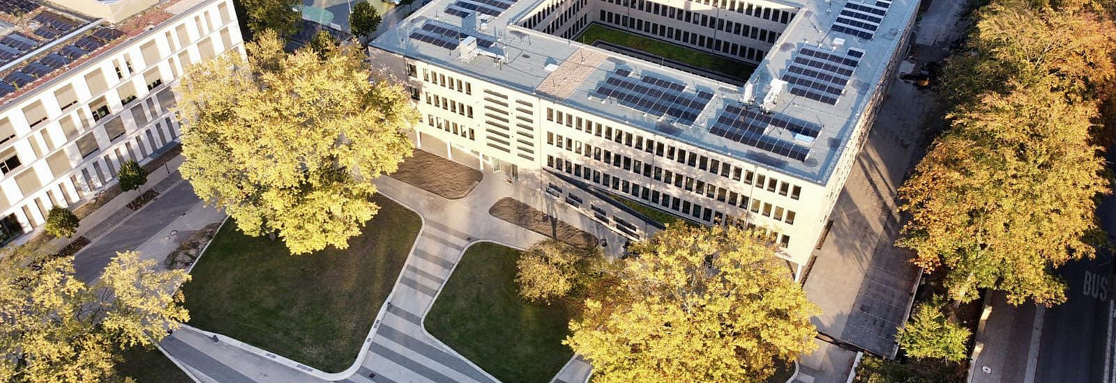 Das Technocum Gebäude aus der Höhe in Drohnenansicht im Herbst. 