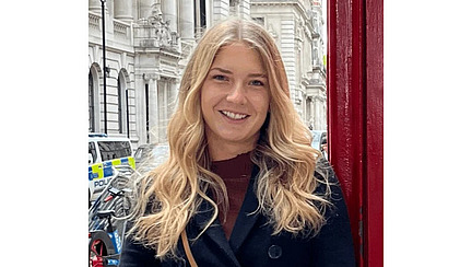 Sophia Ryll im Portrait vor einer Stadtkulisse