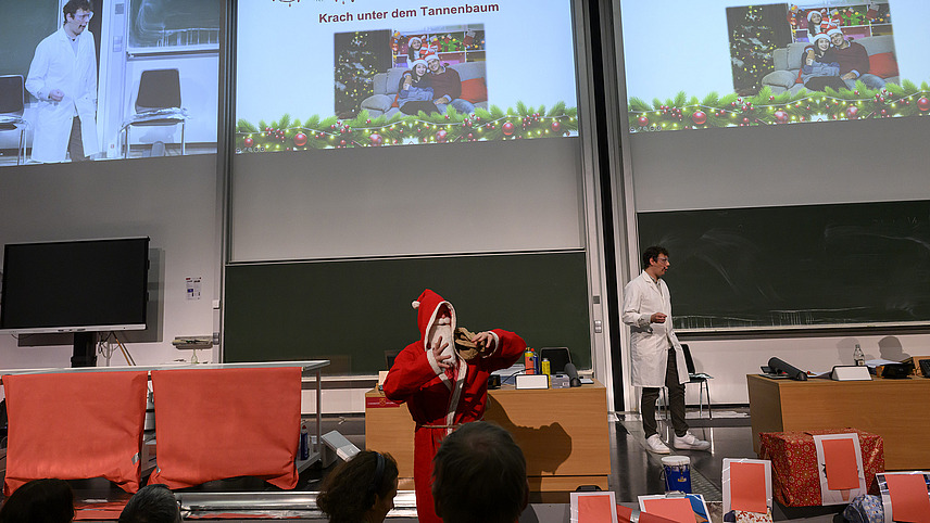 Der Weihnachtsmann in einem Vorlesungssaal