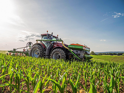Ein Traktor auf einem Feld.