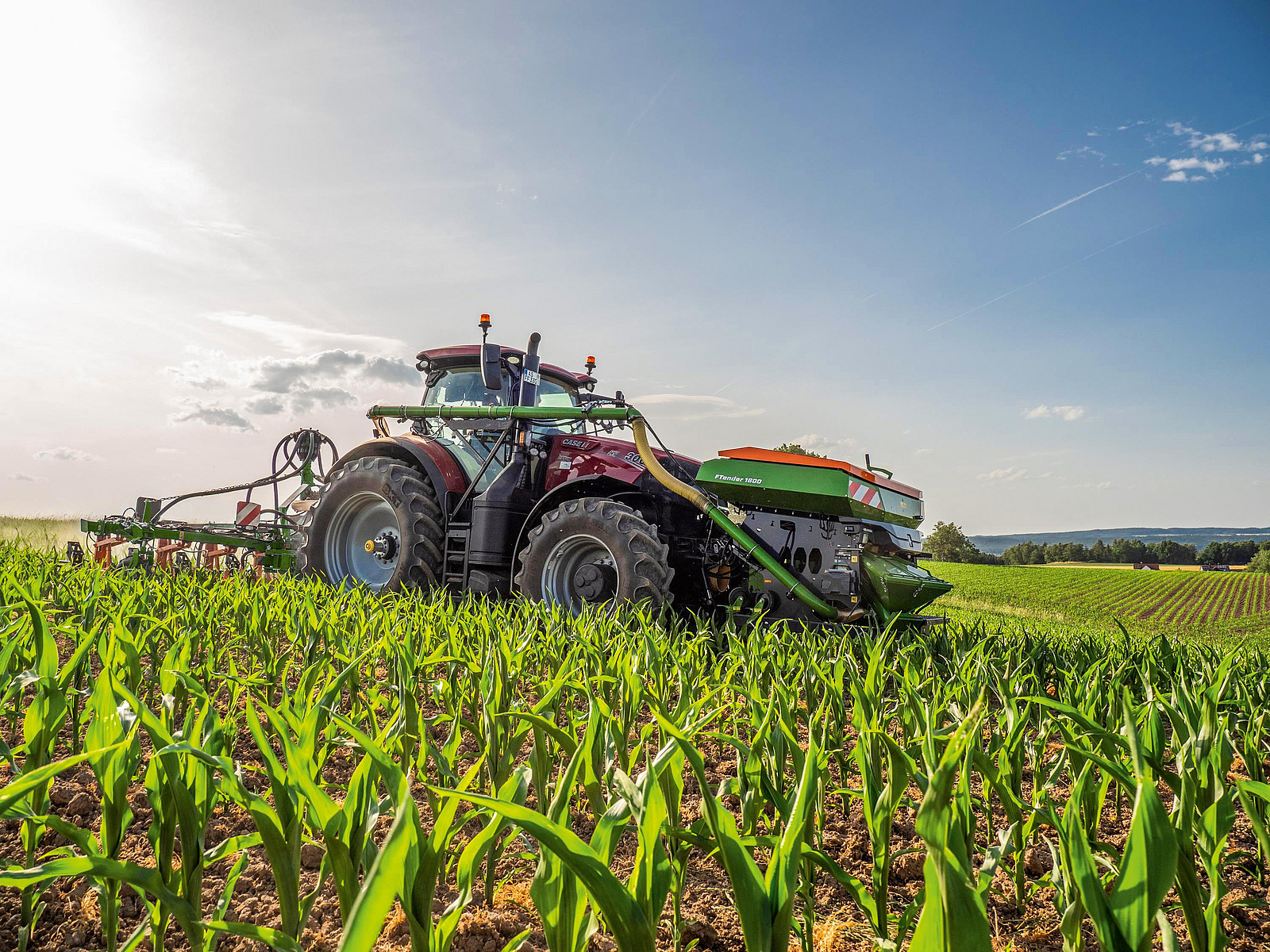 Ein Traktor auf einem Feld.