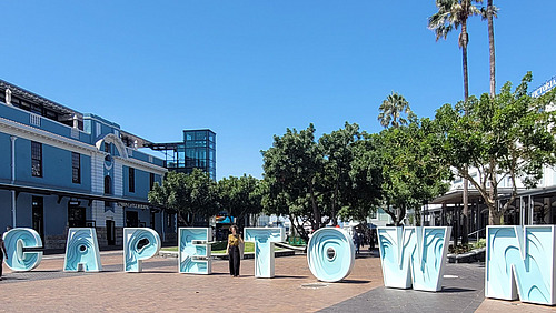 Dr. Ma&eacute;va Cl&eacute;ment steht zwischen den riesigen Buchstaben-Skulpturen auf einem Platz in Kapstadt.