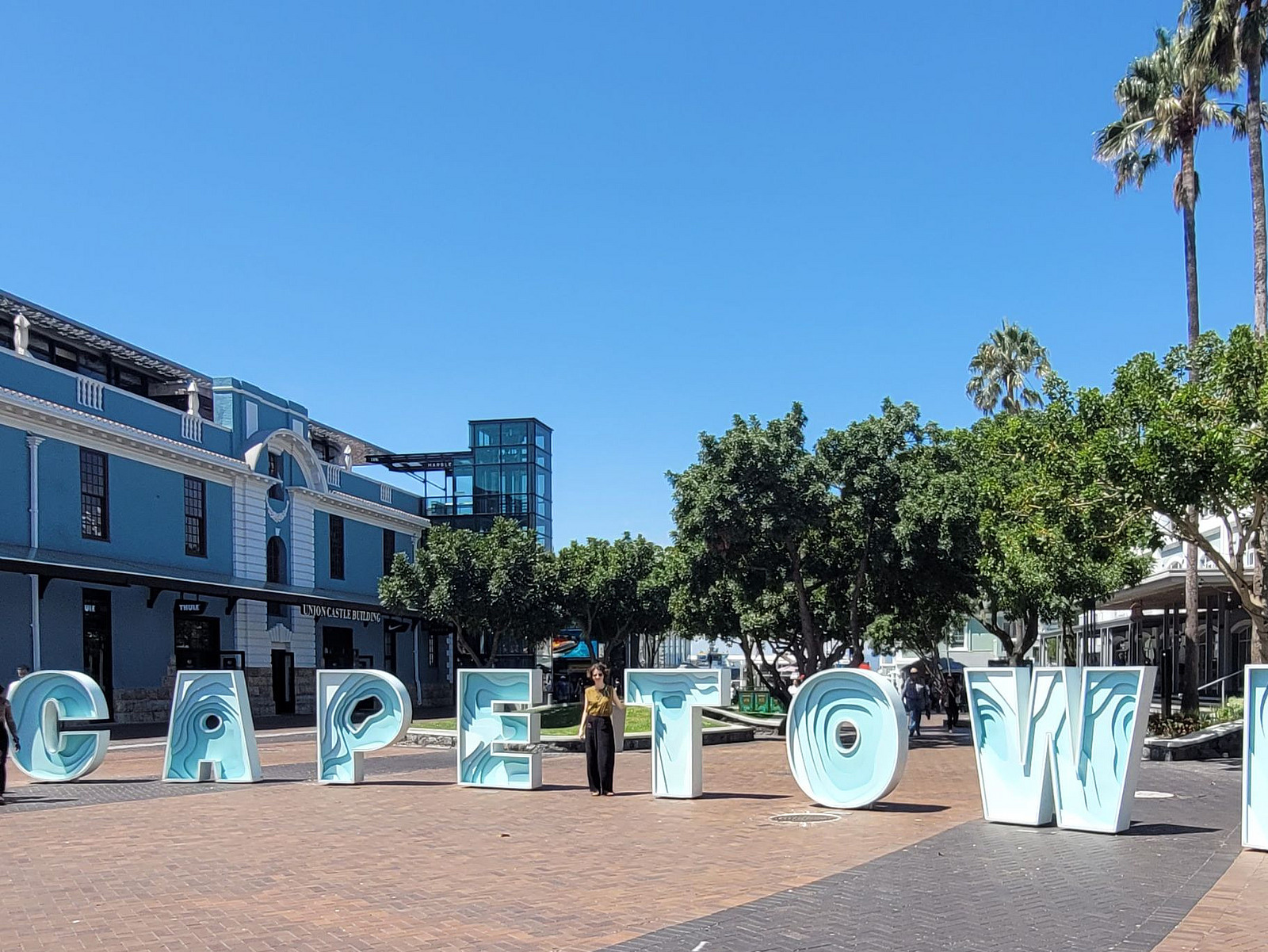 Dr. Ma&eacute;va Cl&eacute;ment steht zwischen den riesigen Buchstaben-Skulpturen auf einem Platz in Kapstadt.