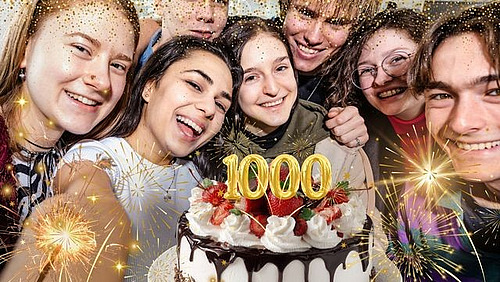 Lanene Gesichter hinter einer sch&ouml;nen, leckeren Erdbeertorte.