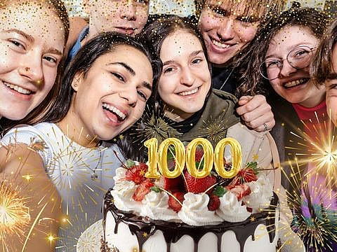 Lanene Gesichter hinter einer sch&ouml;nen, leckeren Erdbeertorte.