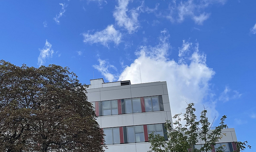 Straßenansicht des EW-Gebäude der Universität Osnabrück im Oktober 2024