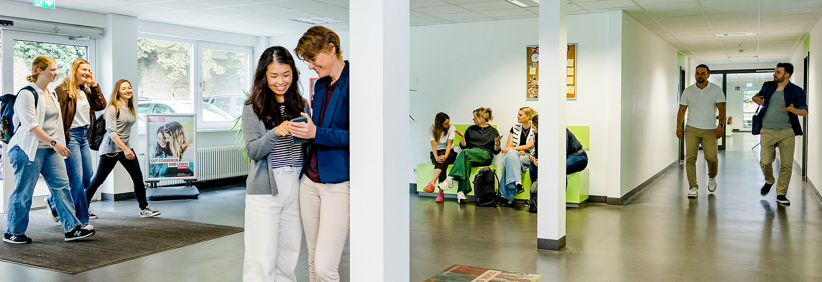 Eine Gruppe von Studierenden befindet sich in einem hellen Flur einer Universität. Einige stehen und unterhalten sich, während andere sitzen und warten.