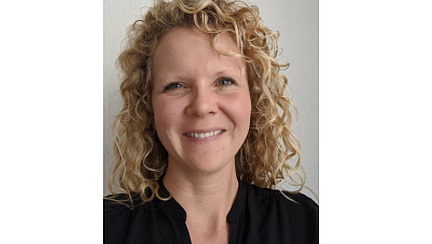 Mirja Thiel vor einem hellen Hintergrund