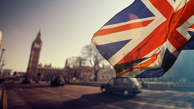 Der Union Jack vor dem Big Ben in London