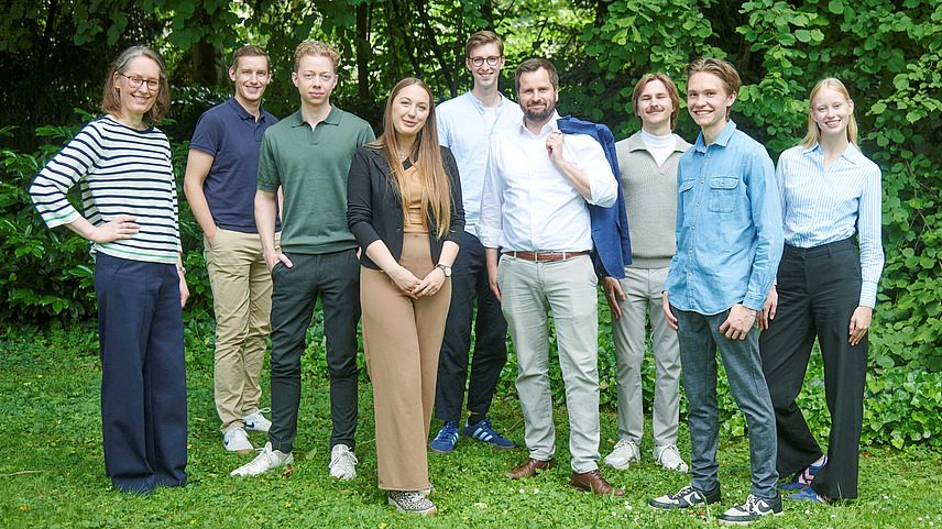 Lehrstuhlteam im Garten des Instituts