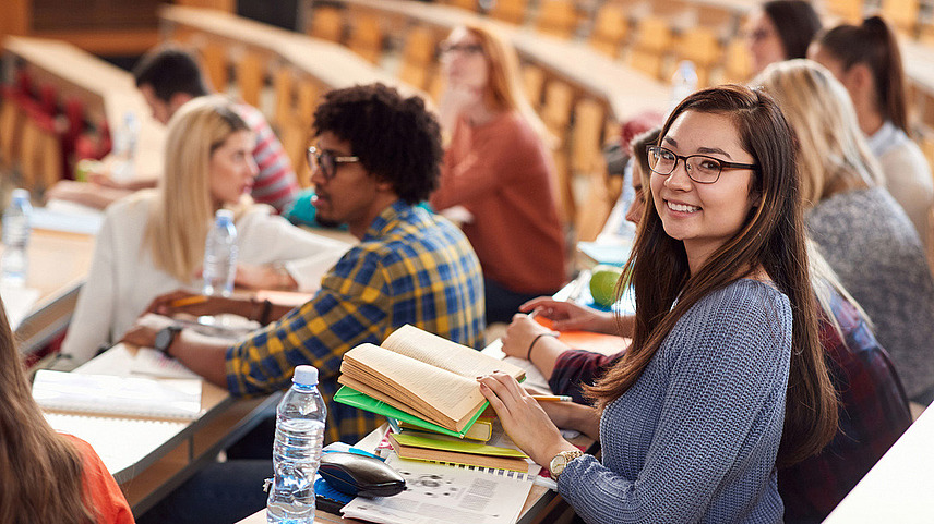 Student:innen in einem Hörsaal