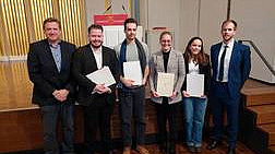 Gruppenfoto, v. l. n. r.: Prof. Peter Grundke (Fachbereich 9), Marc Krümpelmann (Bachelorarbeit), Felix Bauer (Bachelorarbeit), Dr. Louisa Grimm (Dissertation), Juliana Robbert (Masterarbeit), Fabian Gieseke (Deutsche Bundesbank)