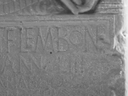 Der Caelius-Stein in grau, mit einem Centurio und einer Inschrift.