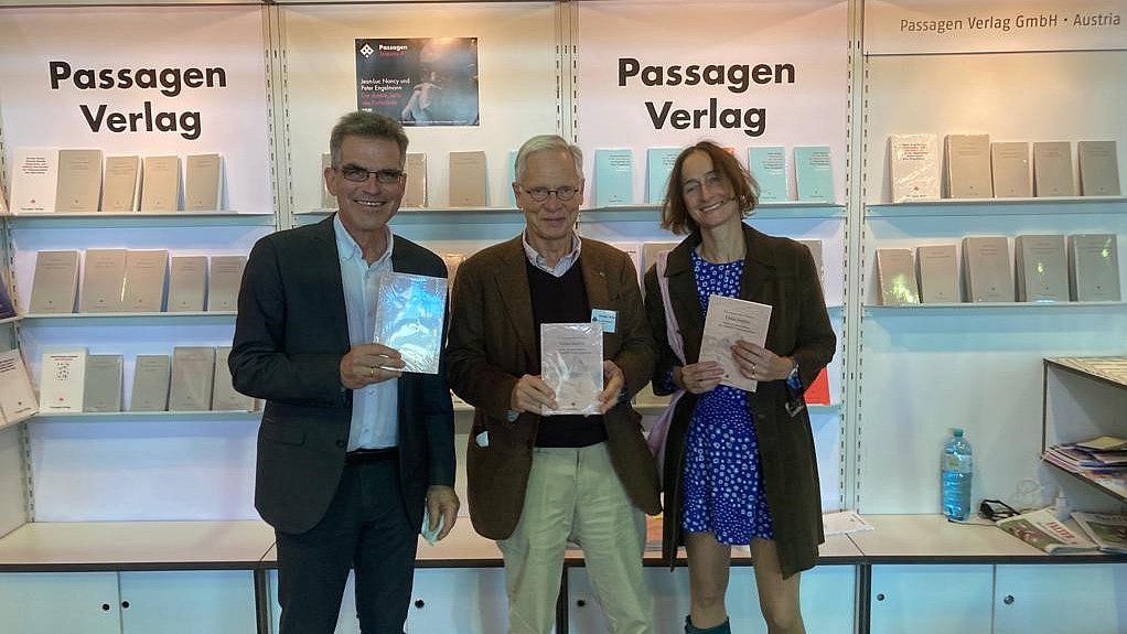Dr. Sven J&uuml;rgensen, Dr. Marie Bussmann und eine weitere Person auf der Frankfurter Buchmesse