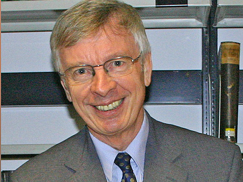 Prof. Ipsen l&auml;chelt in die Kamera