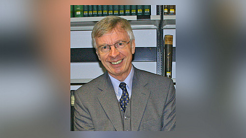 Prof. Ipsen l&auml;chelt in die Kamera