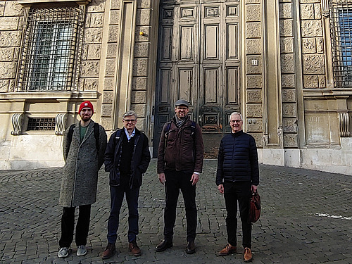 Martin Belz mit Kursteilnehmern vor dem Geb&auml;ude des Dikasteriums f&uuml;r die Glaubenslehre