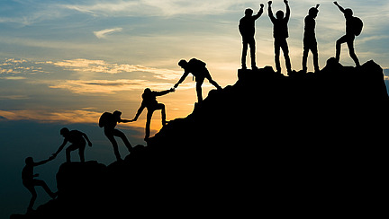 Menschen, die einen Berg besteigen; People climbing a mountain.