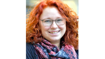 Prof. Dr. Silke Lange vor einem Gebäude