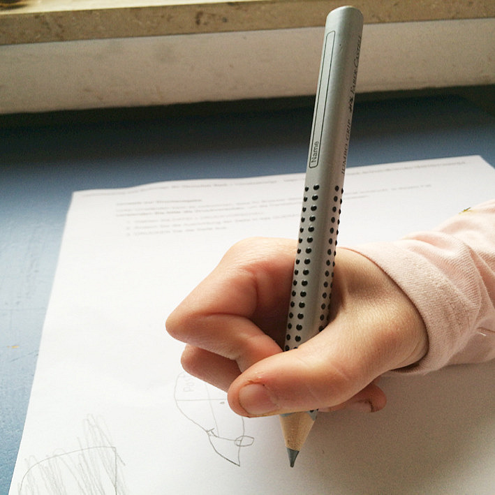 Beim lateralen Dreipunktgriff sind Daumen, Zeige- und Mittelfinger am Stift. Im Gegensatz zum dynamischen Dreipunktgriff stehen sich Daumen und Zeigefinger nicht gegenüber, sondern der Daumen überlagert den Zeigefinger leicht, mit wenig Druck. Der Mittelfinger befindet sich wieder unterhalb des Stiftes und stützt diesen ab.