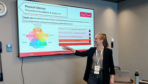 Louisa Schmittwilken präsentiert einen Vortrag zum Thema Physical Literacy.