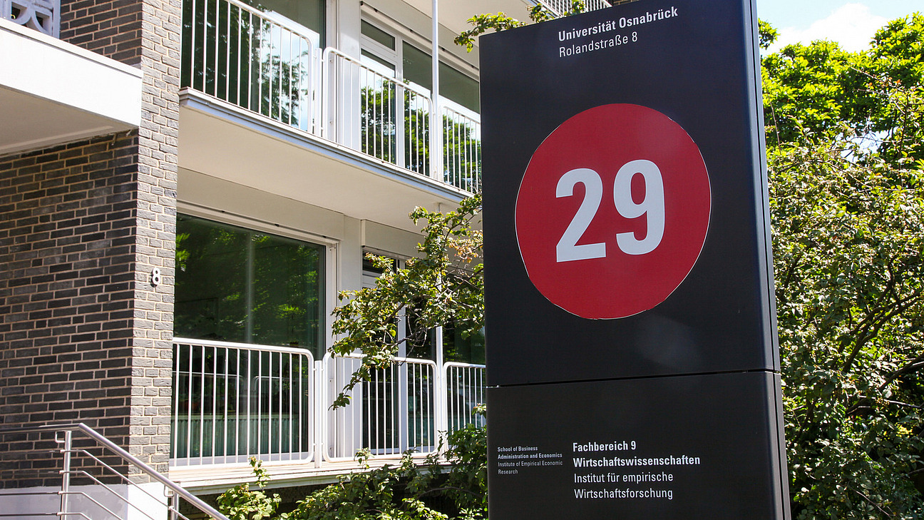 Der Eingang zum Gebäude des Fachbereichs für Wirtschaftswissenschaften.