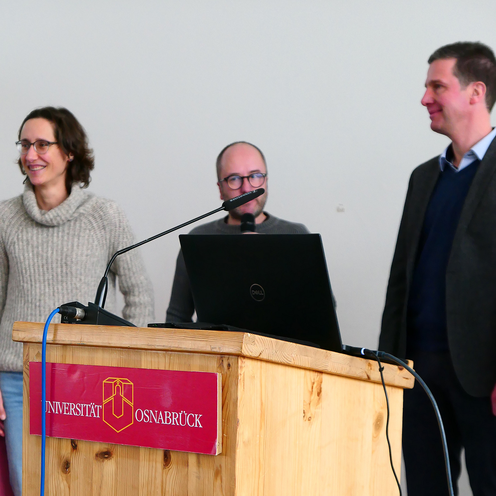 Ein Dozent h&auml;lt ein Mikrofon in der Hand.