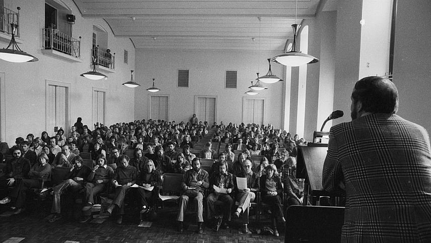 Studenten der 1970er Jahre sitzen in der Aula der Uni Osnabr&uuml;ck. 