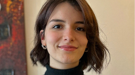 Portrait von Aitana Grasso-Cladera, mit halblangen dunklen Haaren, lächelt in die Kamera