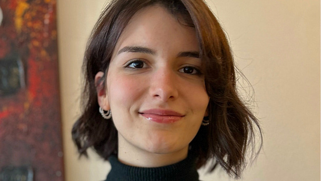 Portrait von Aitana Grasso-Cladera, mit halblangen dunklen Haaren, lächelt in die Kamera