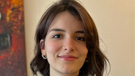 Portrait von Aitana Grasso-Cladera, mit halblangen dunklen Haaren, lächelt in die Kamera